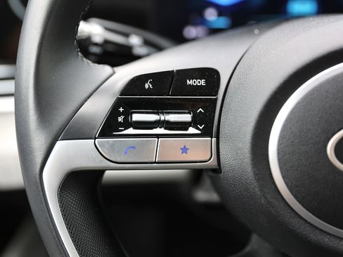 Certified 2025 Hyundai Elantra Limited FWD image 37