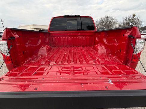 Used 2022 Nissan Titan SV image 18