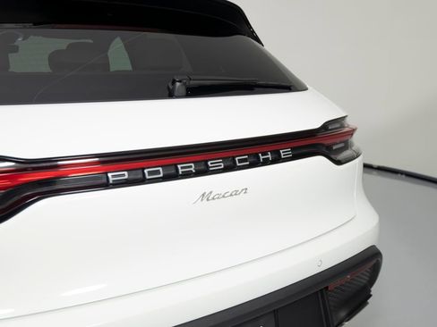 Certified 2025 Porsche Macan image 37