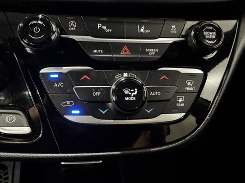 Used 2025 Chrysler Pacifica Select FWD image 34
