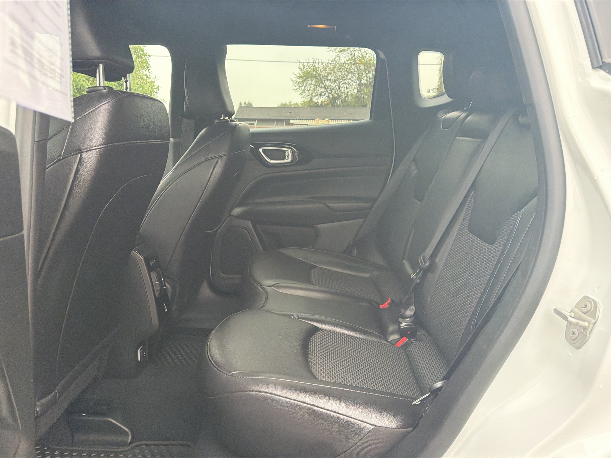 Used 2025 Jeep Compass Latitude w/ Convenience Group AWD/4WD image 20