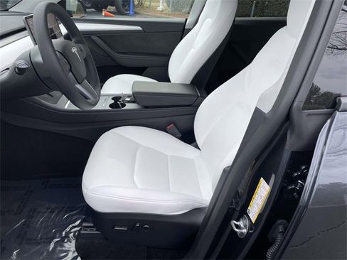 Used 2025 Tesla Model Y Long Range image 11
