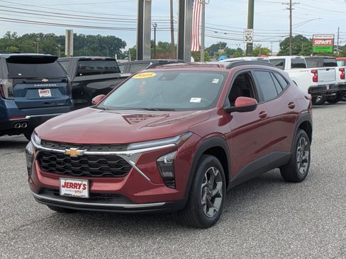 Used 2025 Chevrolet Trax LT w/ LT Convenience Package FWD image 4