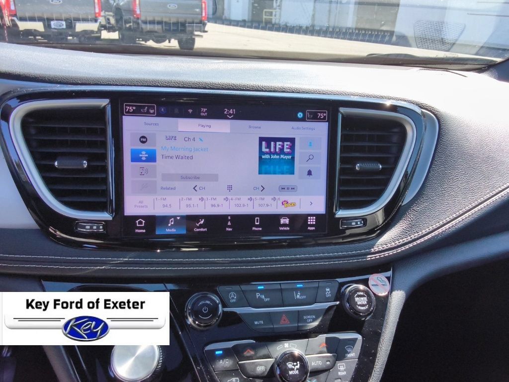 Used 2025 Chrysler Pacifica Limited FWD image 29