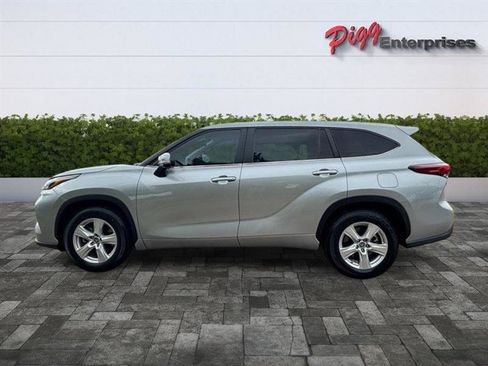 Used 2023 Toyota Highlander LE FWD image 3
