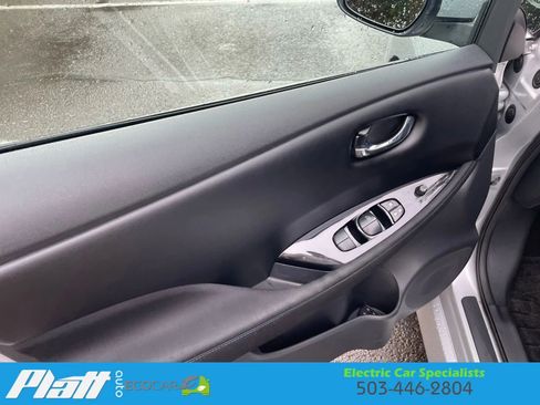 Used 2018 Nissan Leaf SV w/ SV Technology Package image 18