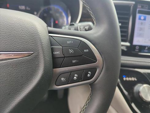 Used 2023 Chrysler Pacifica Limited FWD image 13