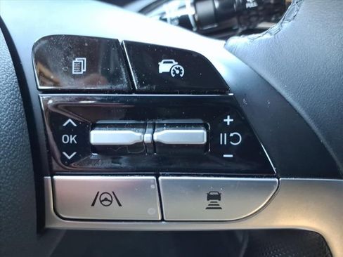 Used 2025 Hyundai Elantra SEL image 21