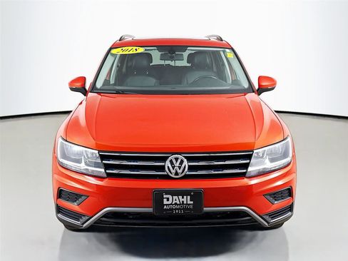 Used 2018 Volkswagen Tiguan SE w/ Panoramic Sunroof Package AWD/4WD image 3