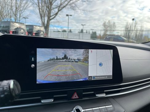 Used 2025 Hyundai Elantra SEL image 17