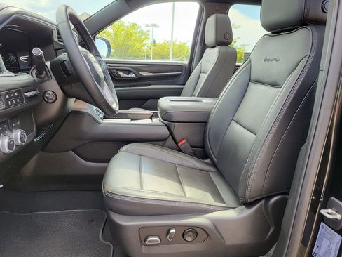 Used 2023 GMC Yukon XL Denali image 3