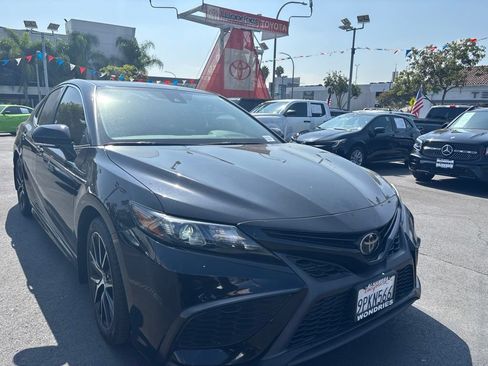 Used 2022 Toyota Camry SE w/ Carpet Mat Package (TMS) FWD image 2