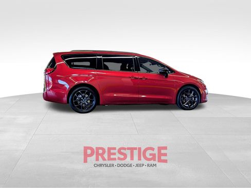 Used 2024 Chrysler Pacifica Limited w/ S Appearance Package FWD image 7