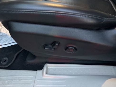 Used 2023 Chrysler Pacifica Touring-L image 12