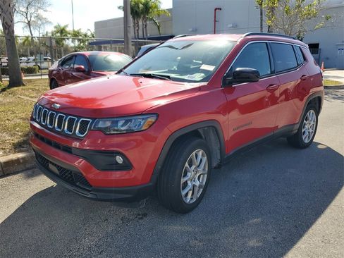 Used 2023 Jeep Compass Latitude image 2