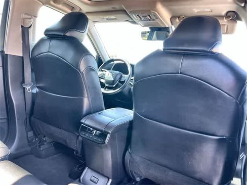 Used 2020 Toyota Highlander XLE image 13