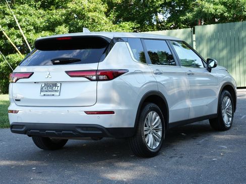 Used 2024 Mitsubishi Outlander ES FWD image 7