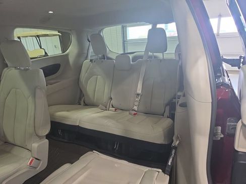 Used 2017 Chrysler Pacifica Touring FWD image 22