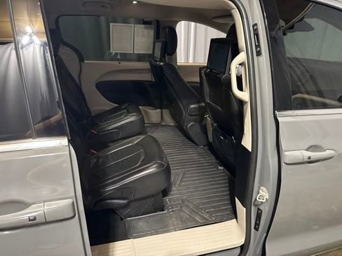 Used 2022 Chrysler Pacifica Touring-L w/ Uconnect Theater Family Group AWD/4WD image 33