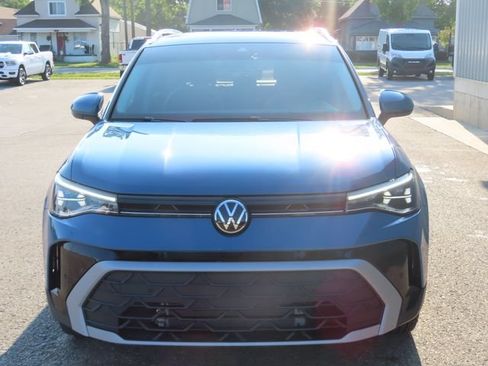 Used 2025 Volkswagen Taos SE FWD image 11