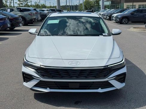 Used 2025 Hyundai Elantra Limited image 7