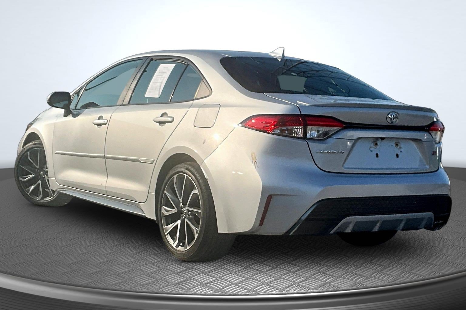 Used 2021 Toyota Corolla SE w/ SE Premium Package FWD image 3
