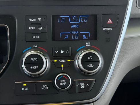 Used 2016 Toyota Sienna LE FWD image 29