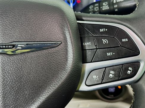 Used 2024 Chrysler Pacifica Touring-L FWD image 18