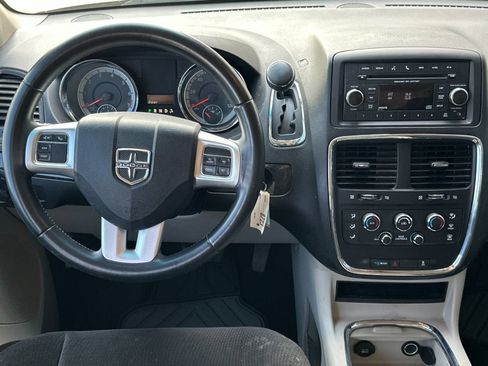 Used 2016 Dodge Grand Caravan SXT w/ UConnect Hands-Free Group FWD image 12