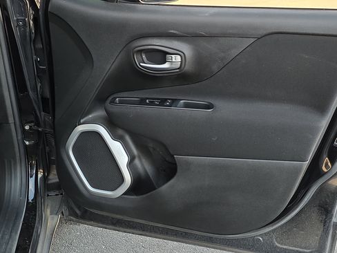 Used 2019 Jeep Renegade Latitude image 28