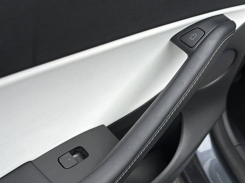 Used 2022 Tesla Model Y Long Range image 22