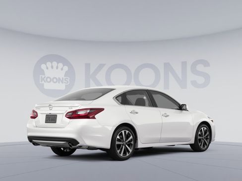 Used 2018 Nissan Altima 2.5 SR w/ SR Midnight Edition FWD image 4