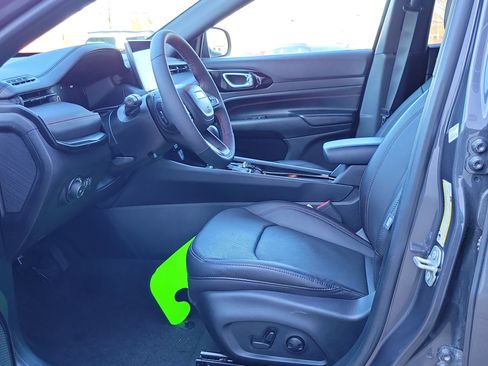 Used 2024 Jeep Compass Trailhawk w/ Trailhawk Elite Group image 8