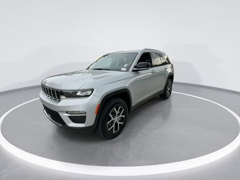 Used 2025 Jeep Grand Cherokee Limited RWD image 4