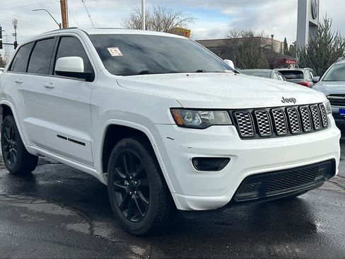 Used 2019 Jeep Grand Cherokee Altitude image 3