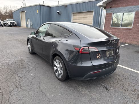 Used 2024 Tesla Model Y Long Range image 3