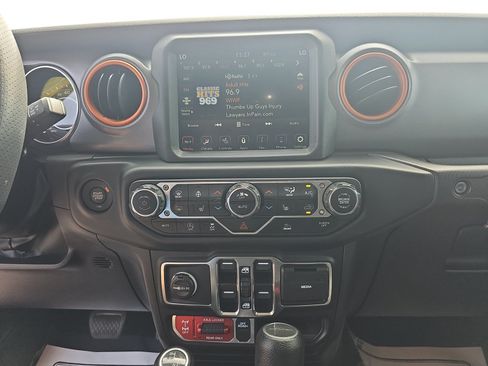 Used 2023 Jeep Gladiator Mojave w/ Cold Weather Group AWD/4WD image 17