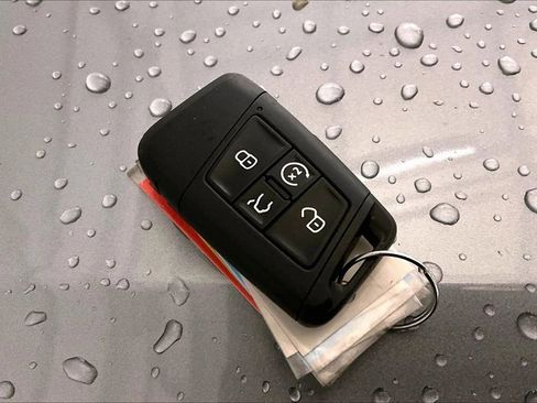 Used 2020 Volkswagen Jetta SE w/ SE Cold Weather Package image 9