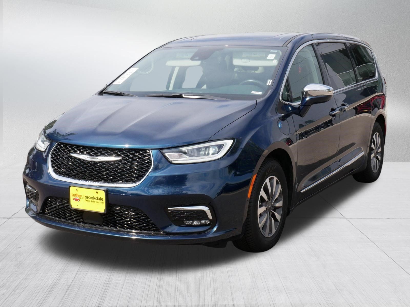 Used 2022 Chrysler Pacifica Limited w/ Uconnect Theater Family Group FWD image 7