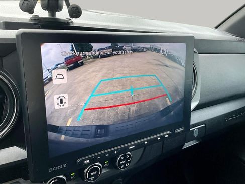 Used 2018 Toyota Tacoma TRD Off-Road w/ Technology Package AWD/4WD image 26