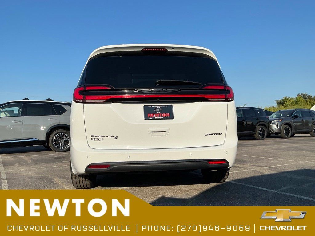 Used 2025 Chrysler Pacifica Limited FWD image 5