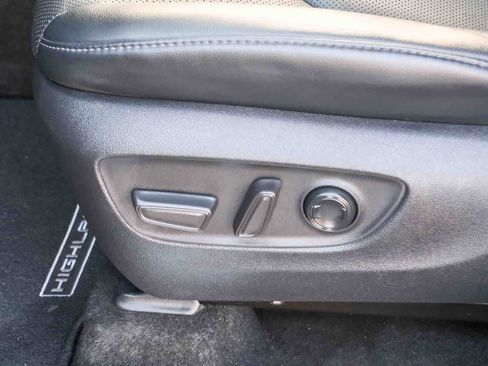 Used 2023 Toyota Highlander Limited FWD image 21