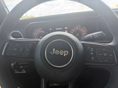 Used 2025 Jeep Gladiator Sport AWD/4WD image 12