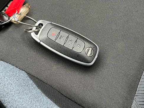 Used 2025 Nissan Versa SV image 21