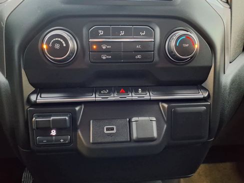 Used 2020 Chevrolet Silverado 1500 Custom w/ Custom Value Package image 17