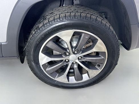 Used 2021 Jeep Cherokee Limited image 30