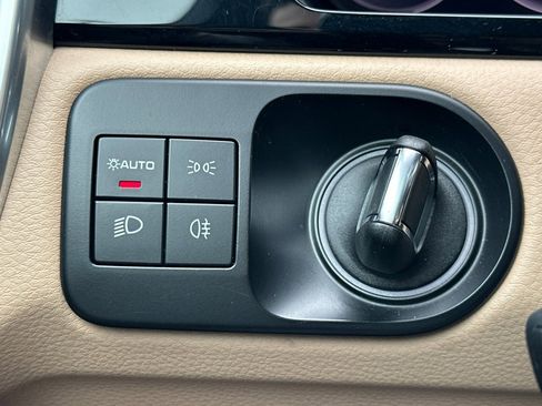 Certified 2022 Porsche Cayenne Platinum Edition image 23