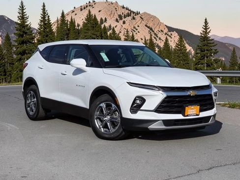 Used 2025 Chevrolet Blazer LT AWD/4WD image 2