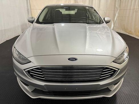 Used 2017 Ford Fusion SE w/ Fusion SE Technology Package image 3