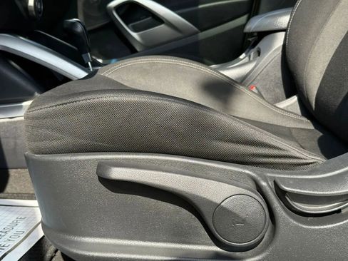 Used 2017 Hyundai Veloster Value Edition FWD image 16